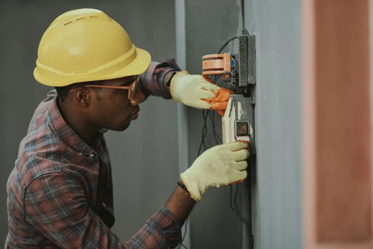 Técnico revisando un cuadro eléctrico