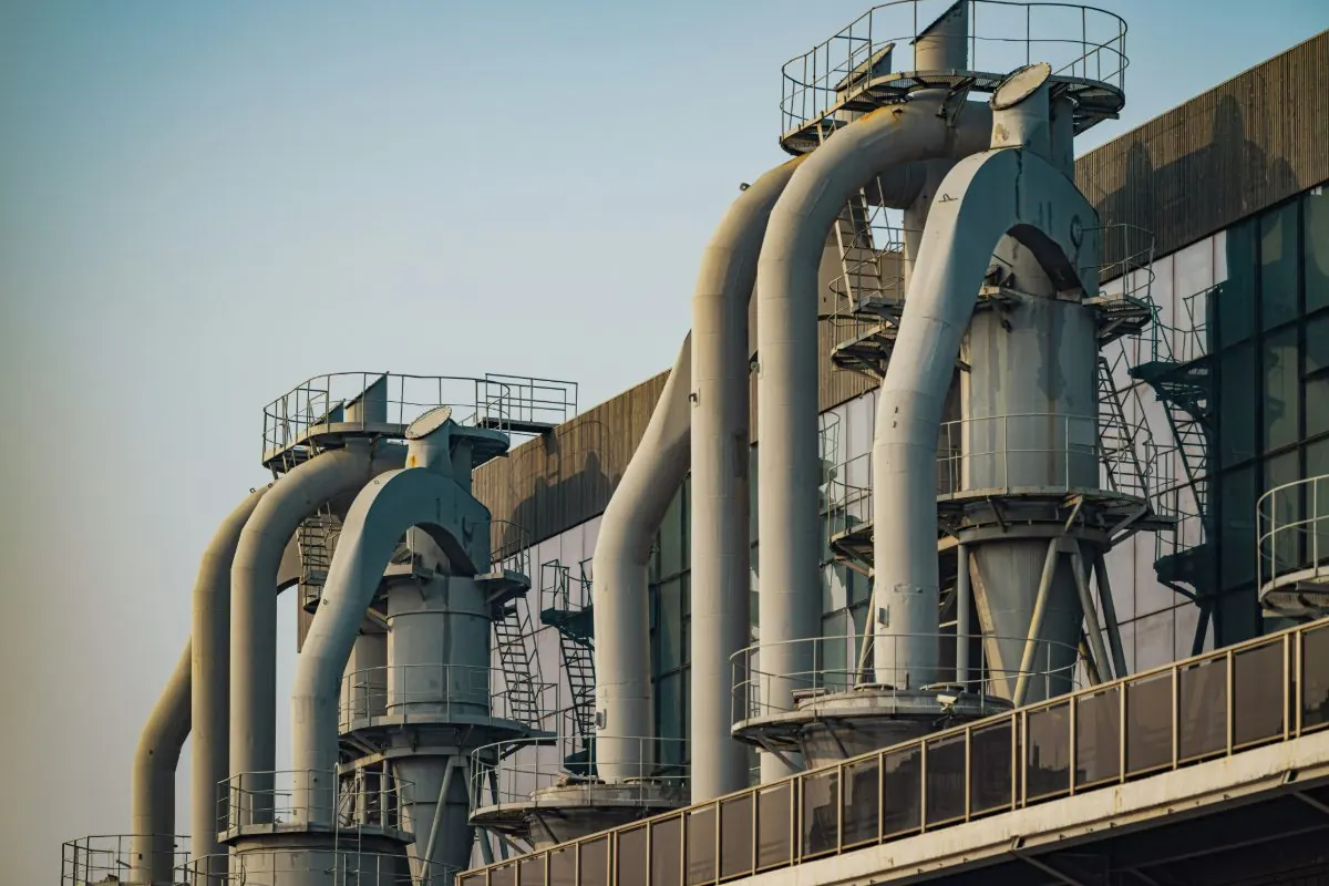 Planta industrial con conductos y ciclones